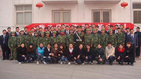 2009年食品板塊聘請(qǐng)“國(guó)旗護(hù)衛(wèi)隊(duì)”戰(zhàn)士進(jìn)行軍事化訓(xùn)練