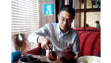 高川--湖南農(nóng)大動物營養(yǎng)碩士
現(xiàn)任：飼料技術(shù)經(jīng)理，進入資源大家庭，得到很多老師的幫助，也更加清楚了自己的位置和方向。以前人生的種種經(jīng)歷，在此時才發(fā)現(xiàn)它的價值。